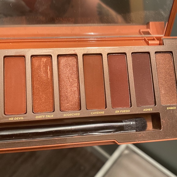 NEW Urban decay HEAT palette🔥 10/10 condition! Includes brush! - Picture 4 of 4